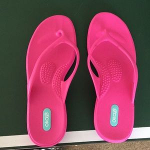 Oka B flip flops size medium